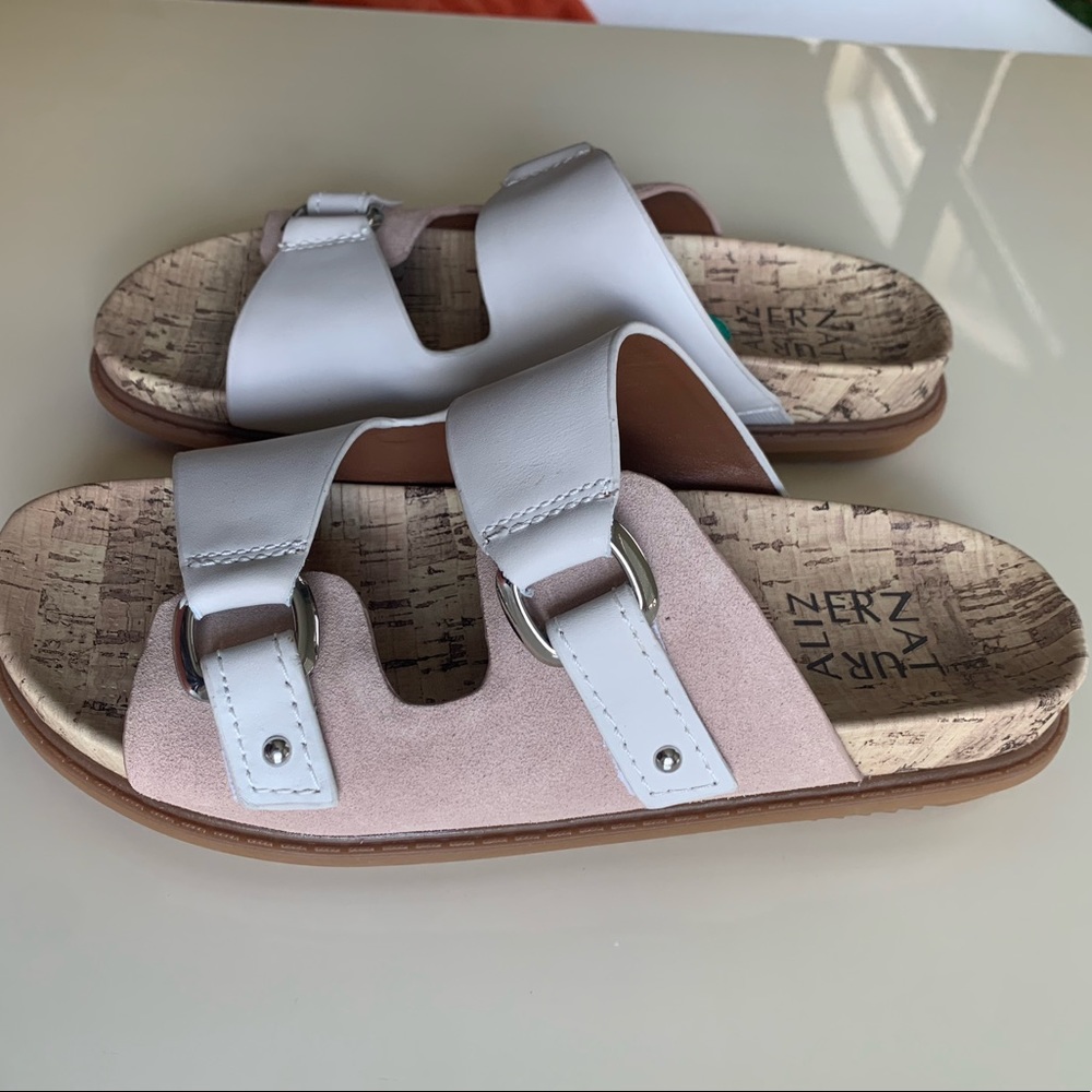 NWT- NATURALIZER MADIGAS SLIDES